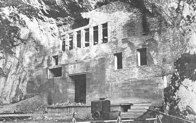 Höhle im Krieg